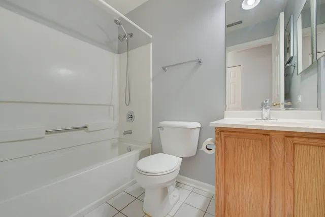 $1,800 | 974 North Village Drive, Unit 4, Round Lake Beach, IL 60073