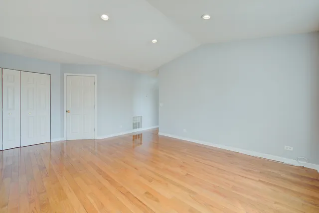 $1,800 | 974 North Village Drive, Unit 4, Round Lake Beach, IL 60073