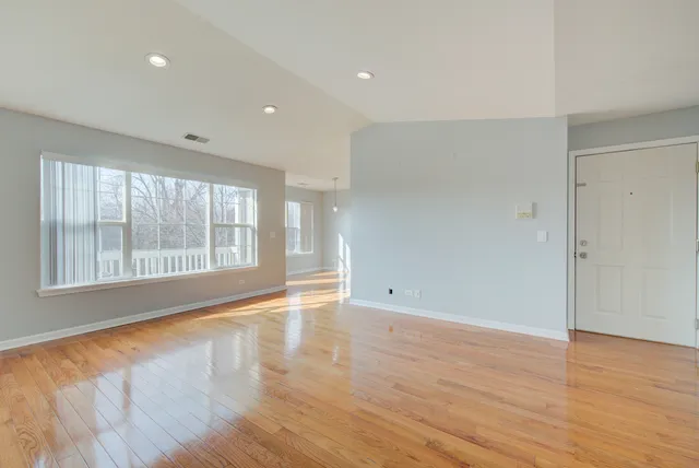 $1,800 | 974 North Village Drive, Unit 4, Round Lake Beach, IL 60073