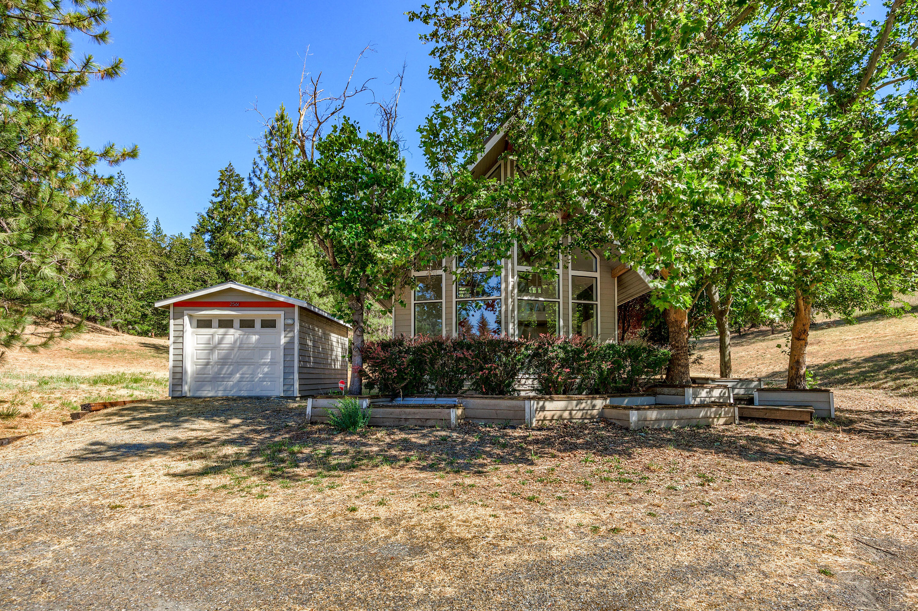 2561 Eastside Road Jacksonville, OR 97530 - Photo 5 of 48 ApxER (6)