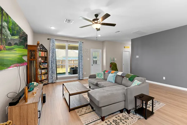 $1,800 | 121 Lazy Lizzy Road, Jarrell, TX 76537