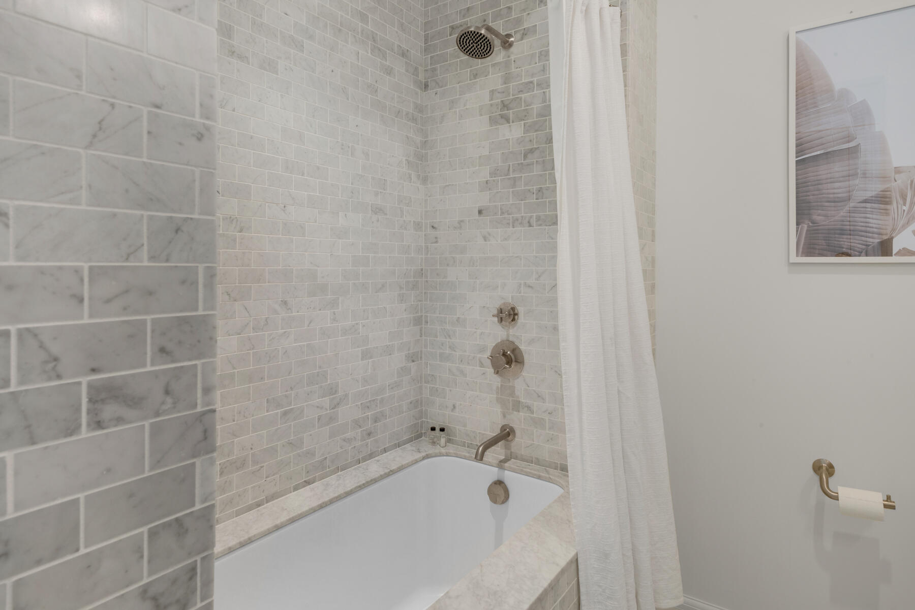 25 Stella Way Inlet Beach, Unit M 7 Inlet Beach, FL 32461 - Photo 28 of 48 a bathroom with a bathtub