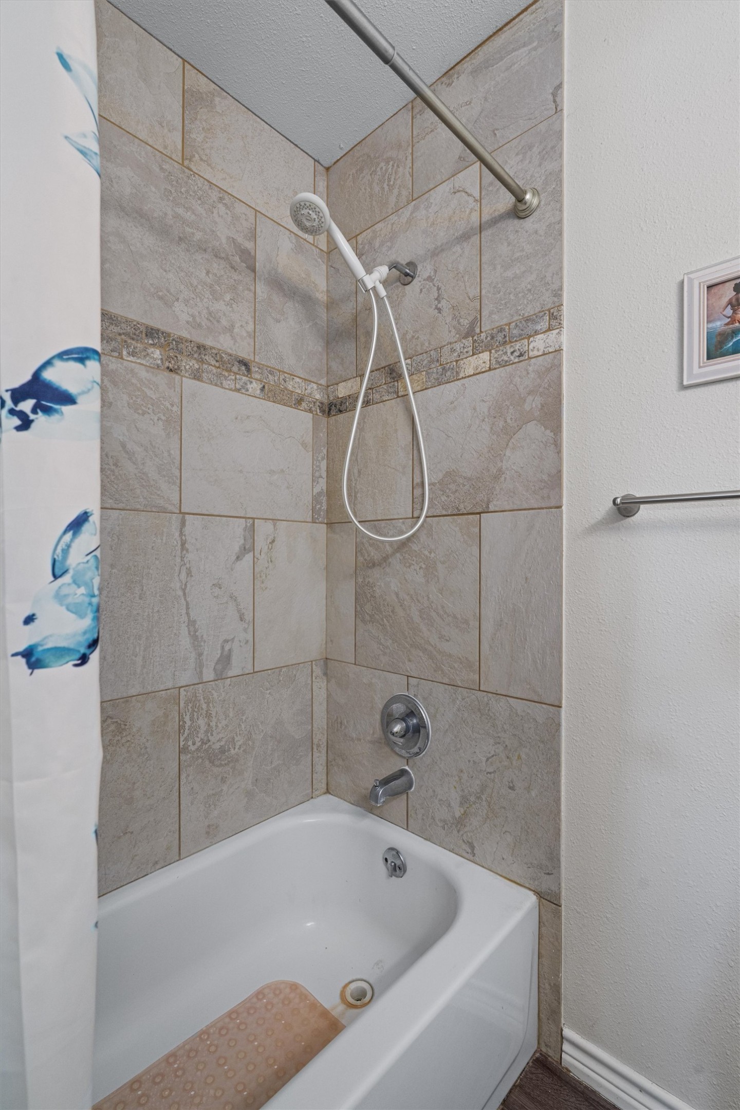 400 East Logan Street Round Rock, TX 78664 - Photo 21 of 25 a bathroom with a bath tub and shower
