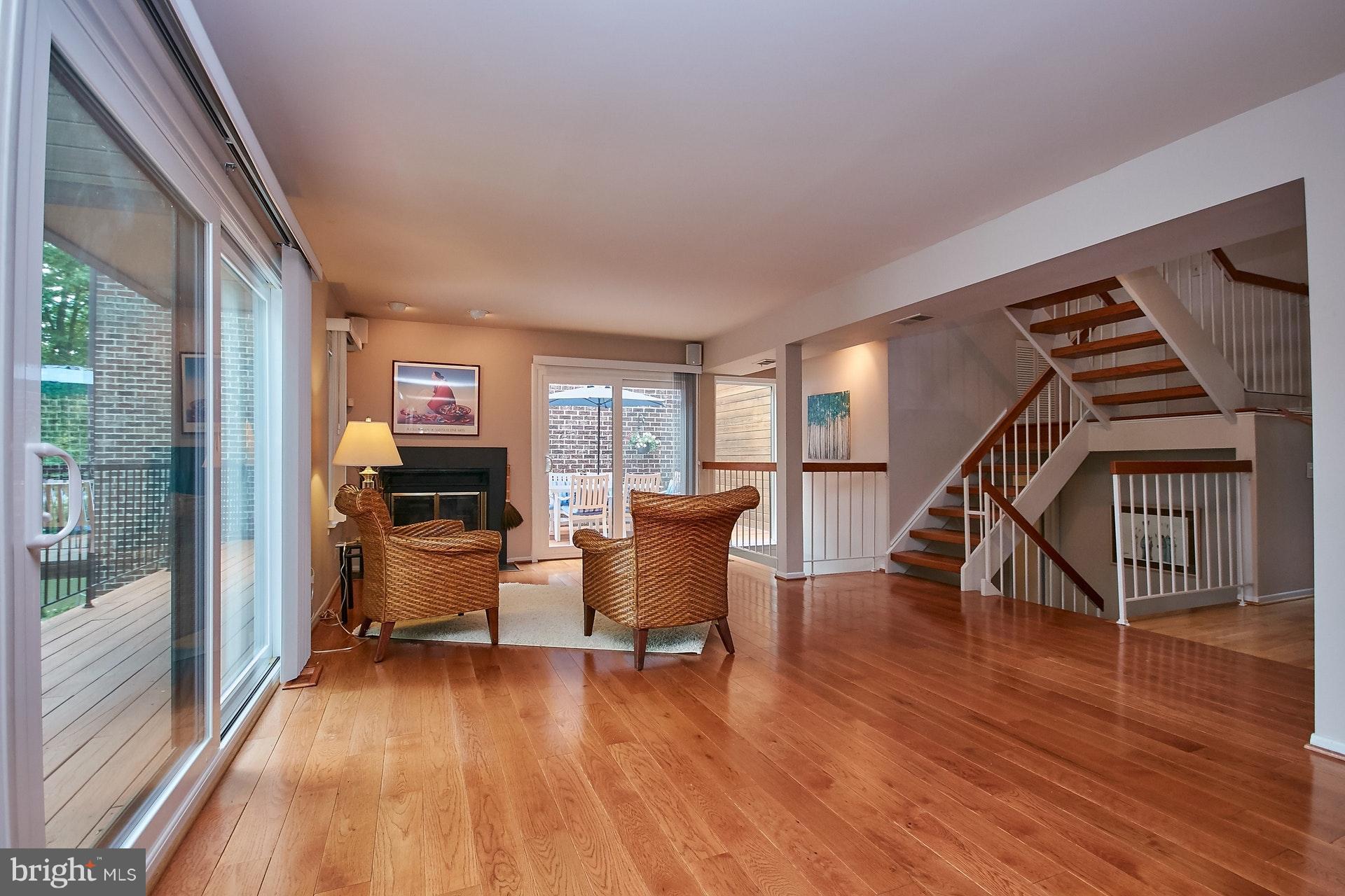 2131 Cabots Point Lane Reston, VA 20191 - Photo 6 of 29 Living Room