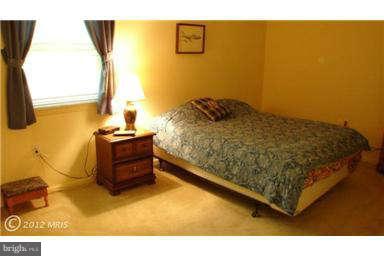 112 Gloucester Road Queenstown, MD 21658 - Photo 20 of 24 a bed sitting in a bedroom next to a window