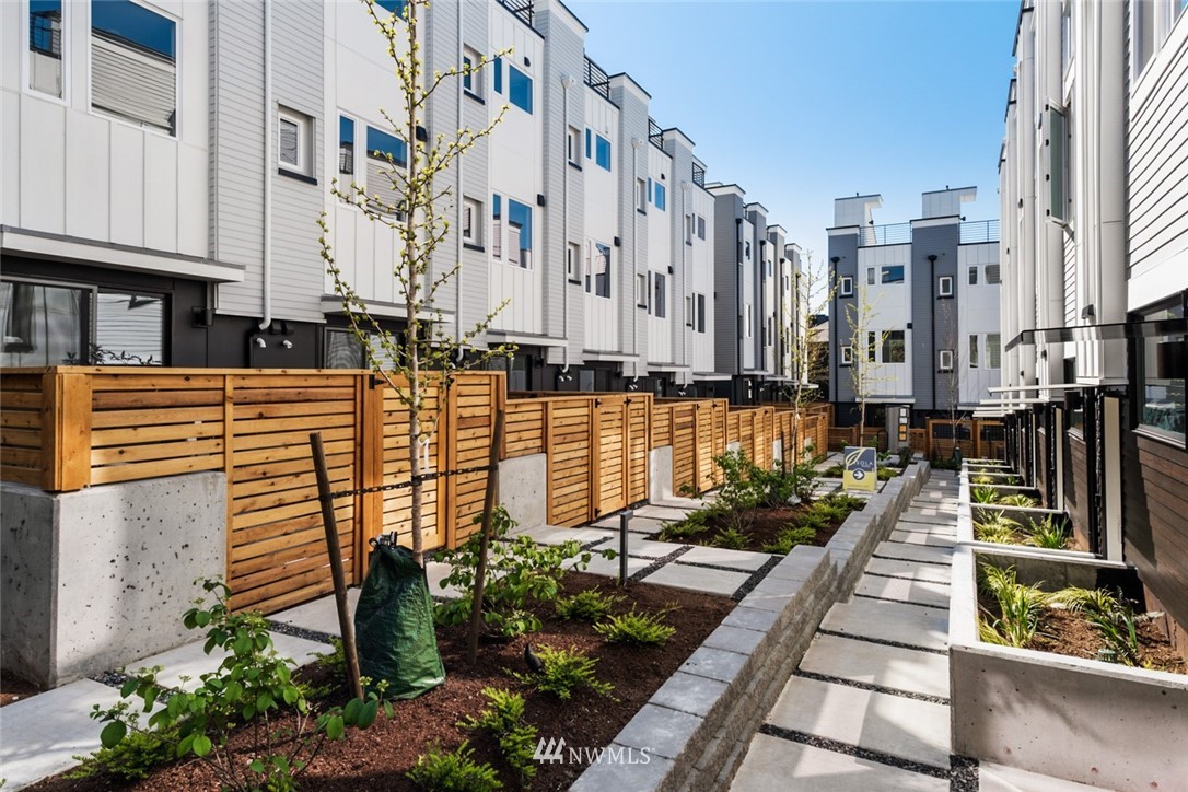 1324 East Spring Street Seattle, WA 98122 - Photo 26 of 29 a view of a large building