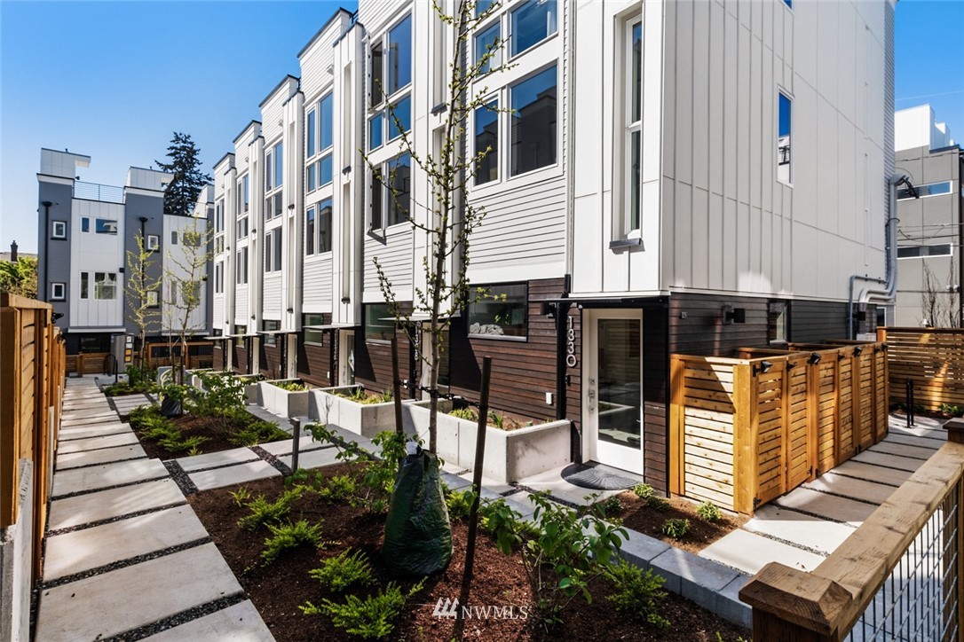 1324 East Spring Street Seattle, WA 98122 - Photo 27 of 29 a view of a building with sitting area
