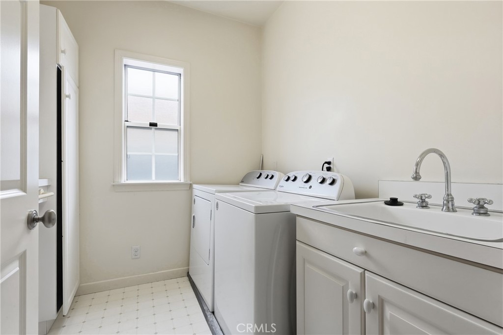 500 3rd Street Manhattan Beach, CA 90266 - Photo 15 of 24 Upstairs Laundry Room
