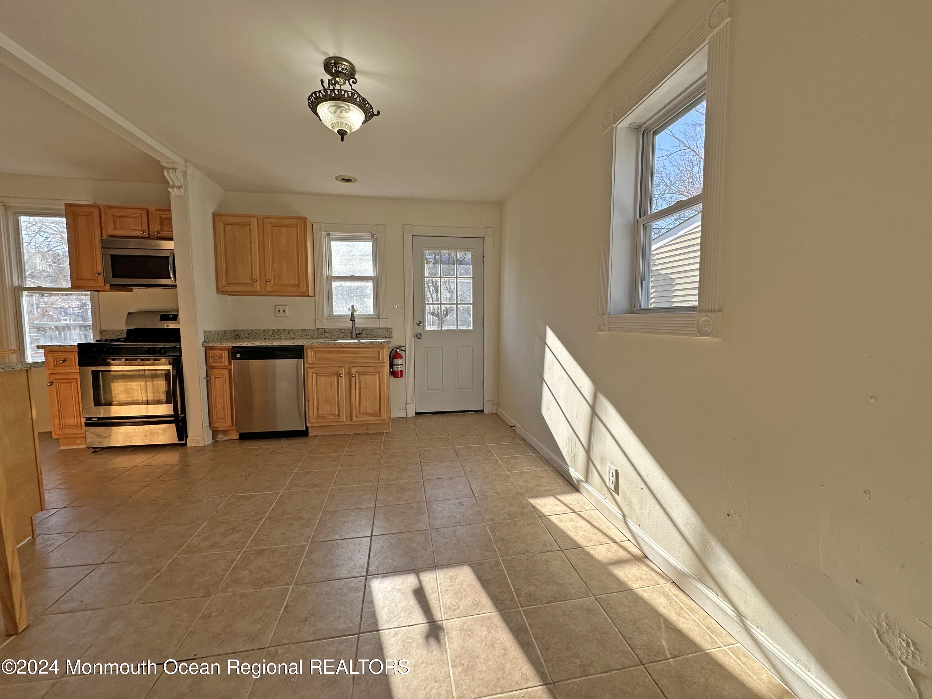 235 Bay Avenue Highlands, NJ 07732 - Photo 3 of 9 EIK