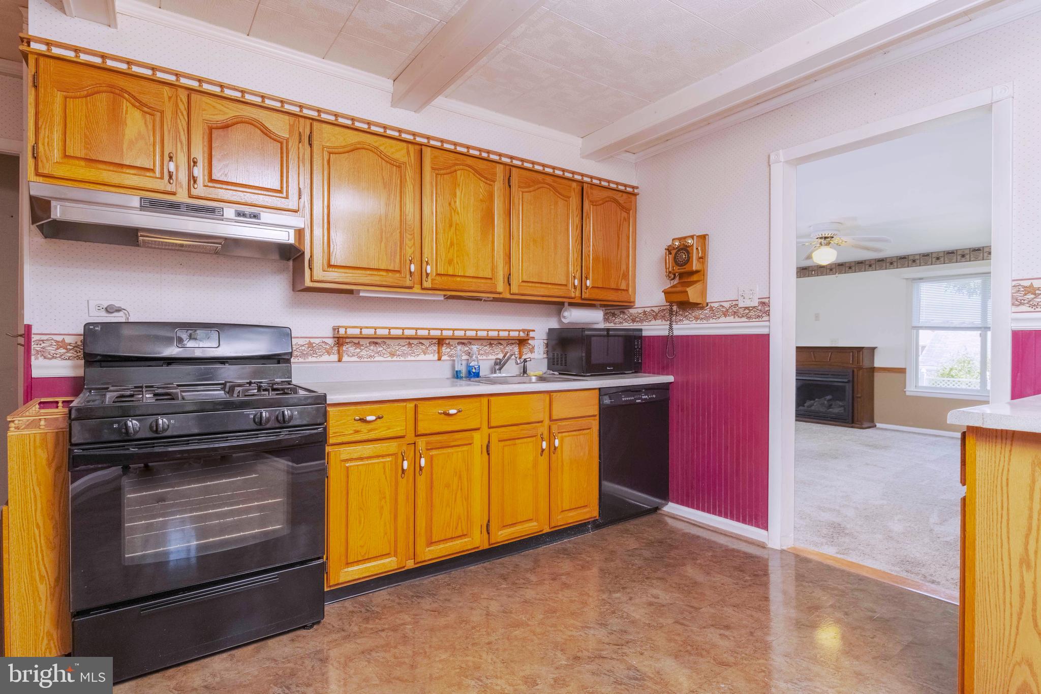 7602 Spruce Road Dundalk, MD 21222 - Photo 11 of 29 Kitchen with Oak Cabinetry