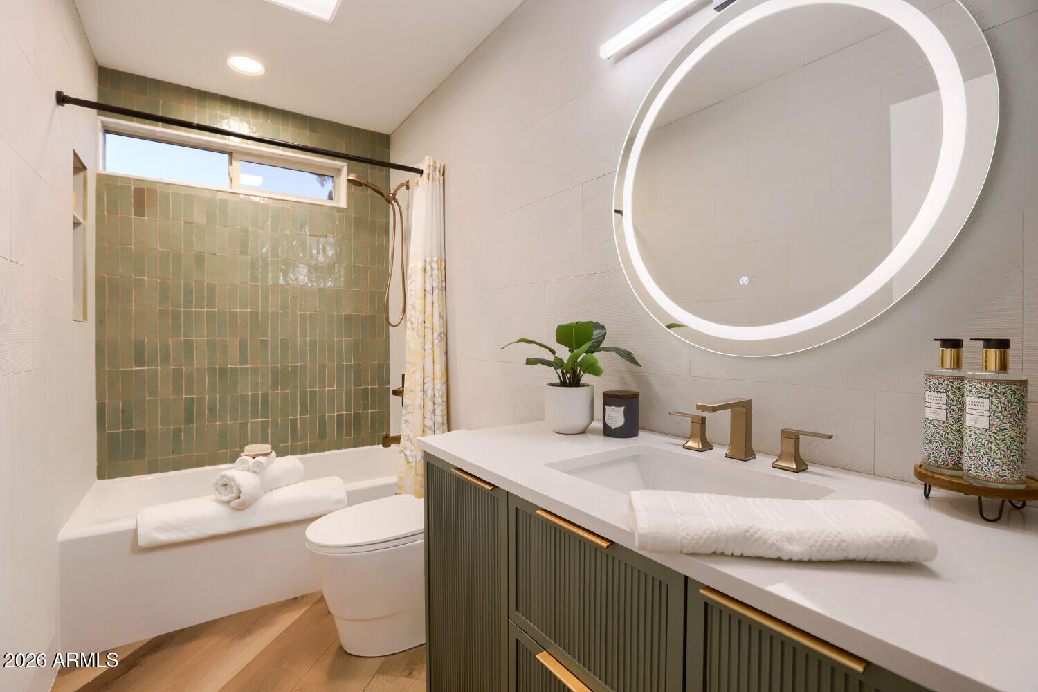 3641 West Grandview Road Phoenix, AZ 85053 - Photo 14 of 22 Hotel bathroom