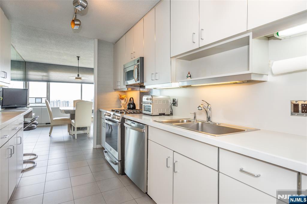 6 Horizon Road, Unit 2702 Fort Lee, NJ 07024 - Photo 4 of 19 Gallery Image 4