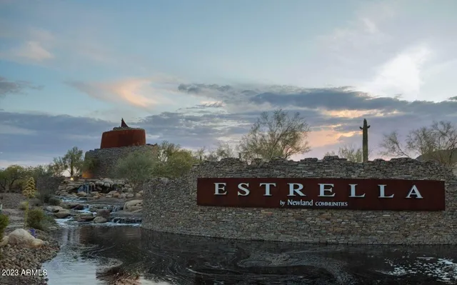 a view of a yard with sitting area