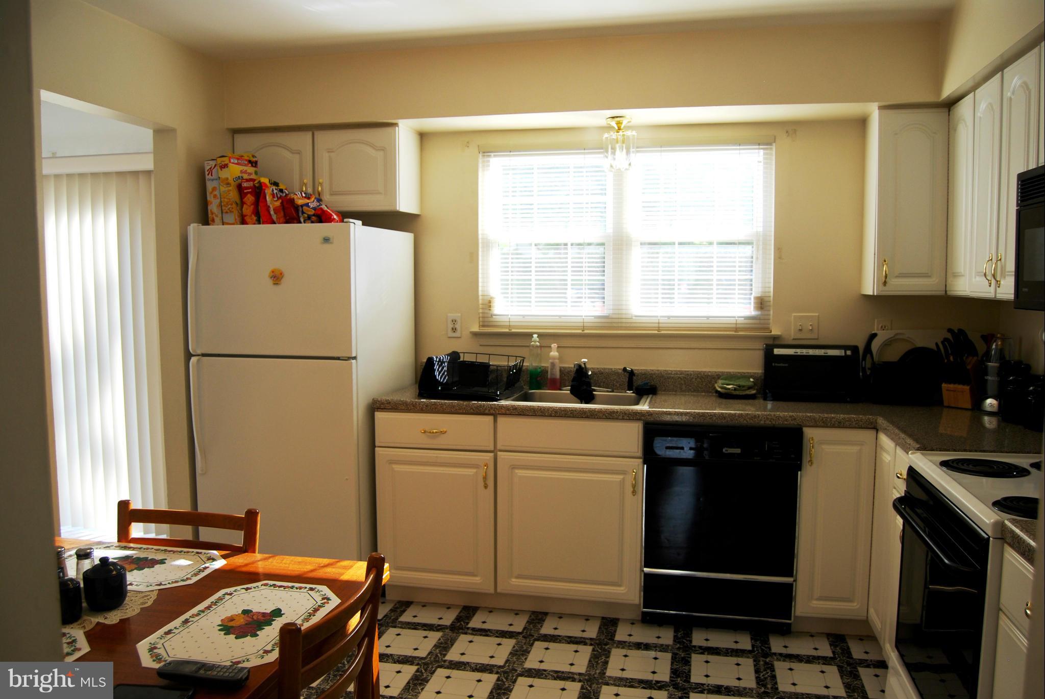 13030 Country Ridge Drive Germantown, MD 20874 - Photo 8 of 16 Kitchen