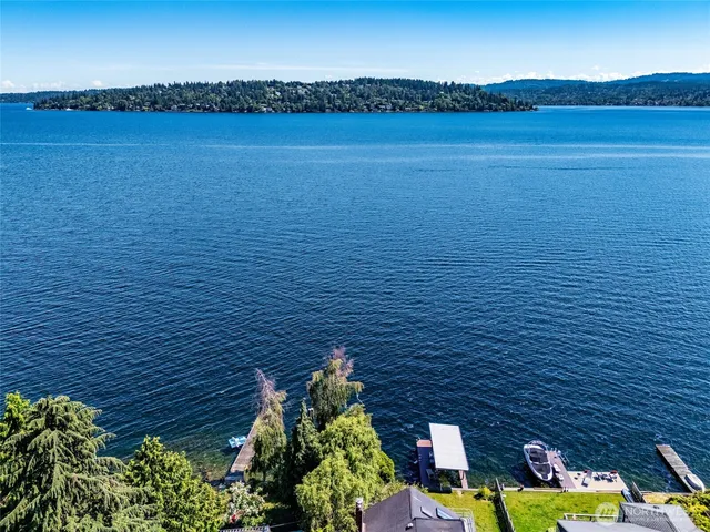 a view of a lake with houses in back