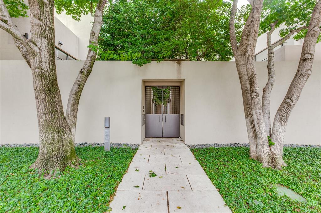 a view of a back yard of the house