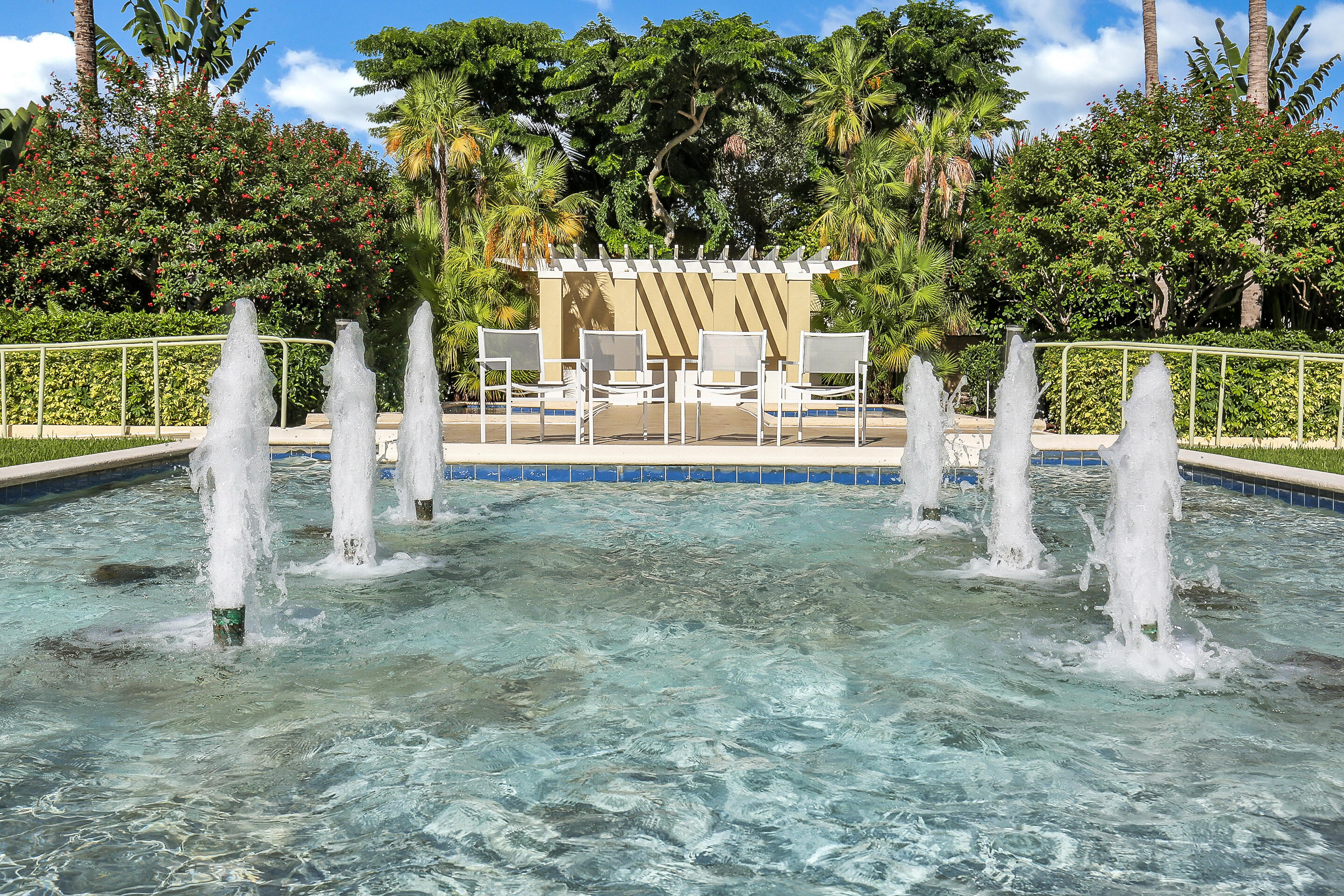 610 Clematis Street, Unit 736 West Palm Beach, FL 33401 - Photo 5 of 37 a view of yard with small house