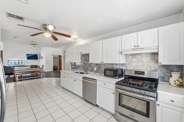 $3,500 | 13392 Southshore Drive, Conroe, TX 77304