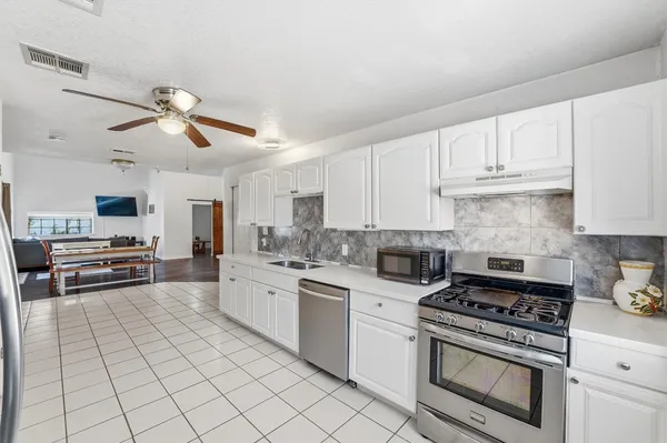 $3,500 | 13392 Southshore Drive, Conroe, TX 77304