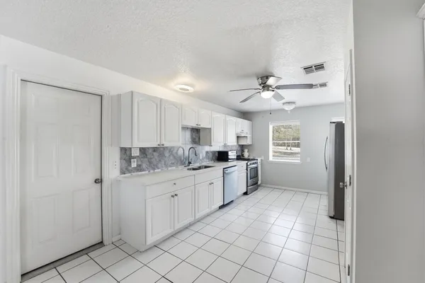 $3,500 | 13392 Southshore Drive, Conroe, TX 77304