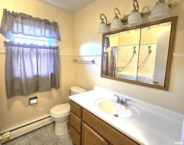 $174,900 | 145 Halfmoon Street, Lincoln, IL 62656