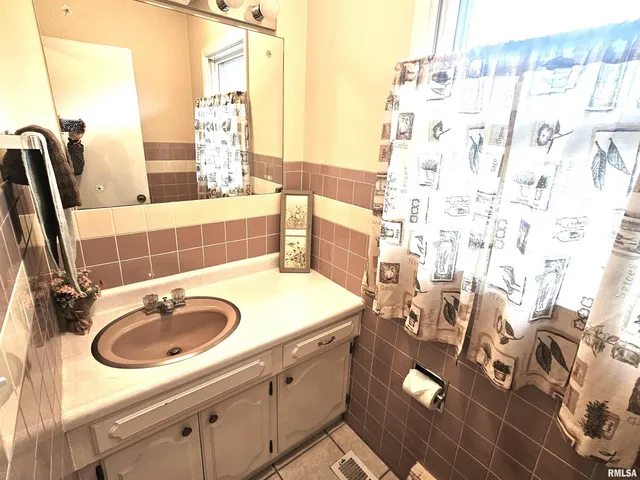 $174,900 | 145 Halfmoon Street, Lincoln, IL 62656