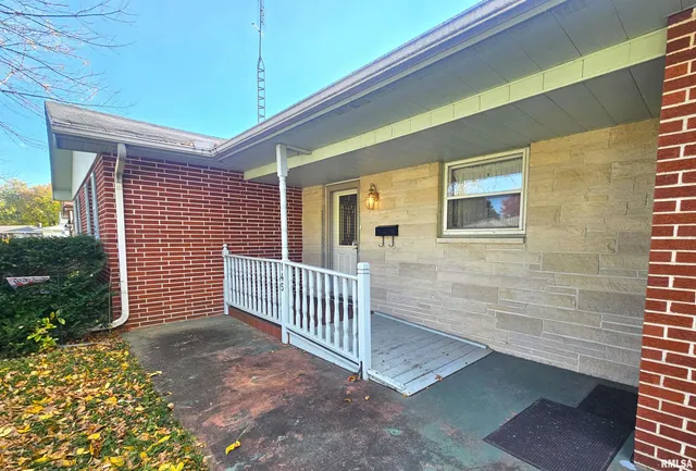 $174,900 | 145 Halfmoon Street, Lincoln, IL 62656