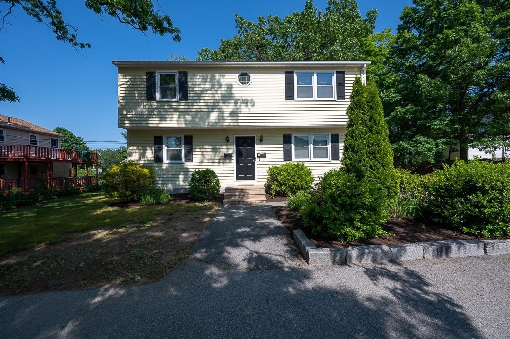 a view of a yard in front of house