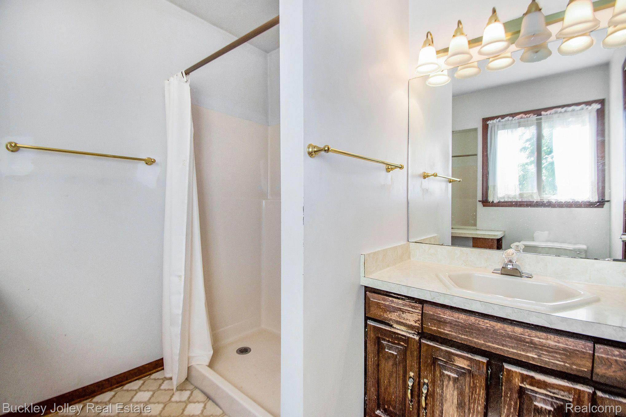 7755 Pettysville Road Pinckney, MI 48169 - Photo 15 of 21 Primary Bedroom Bathroom