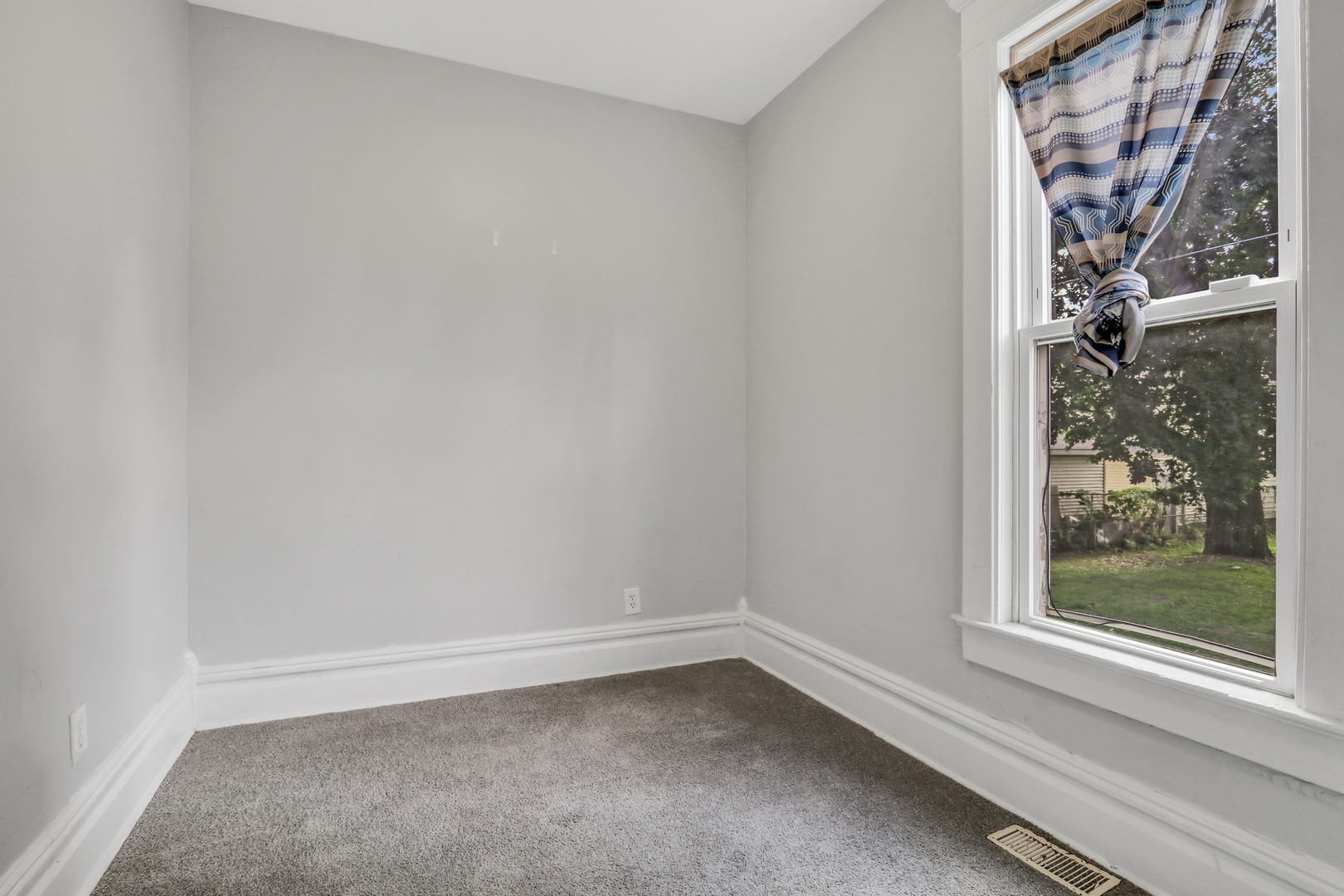 725 18th Street North Chicago, IL 60064 - Photo 18 of 32 a room that has a window in it