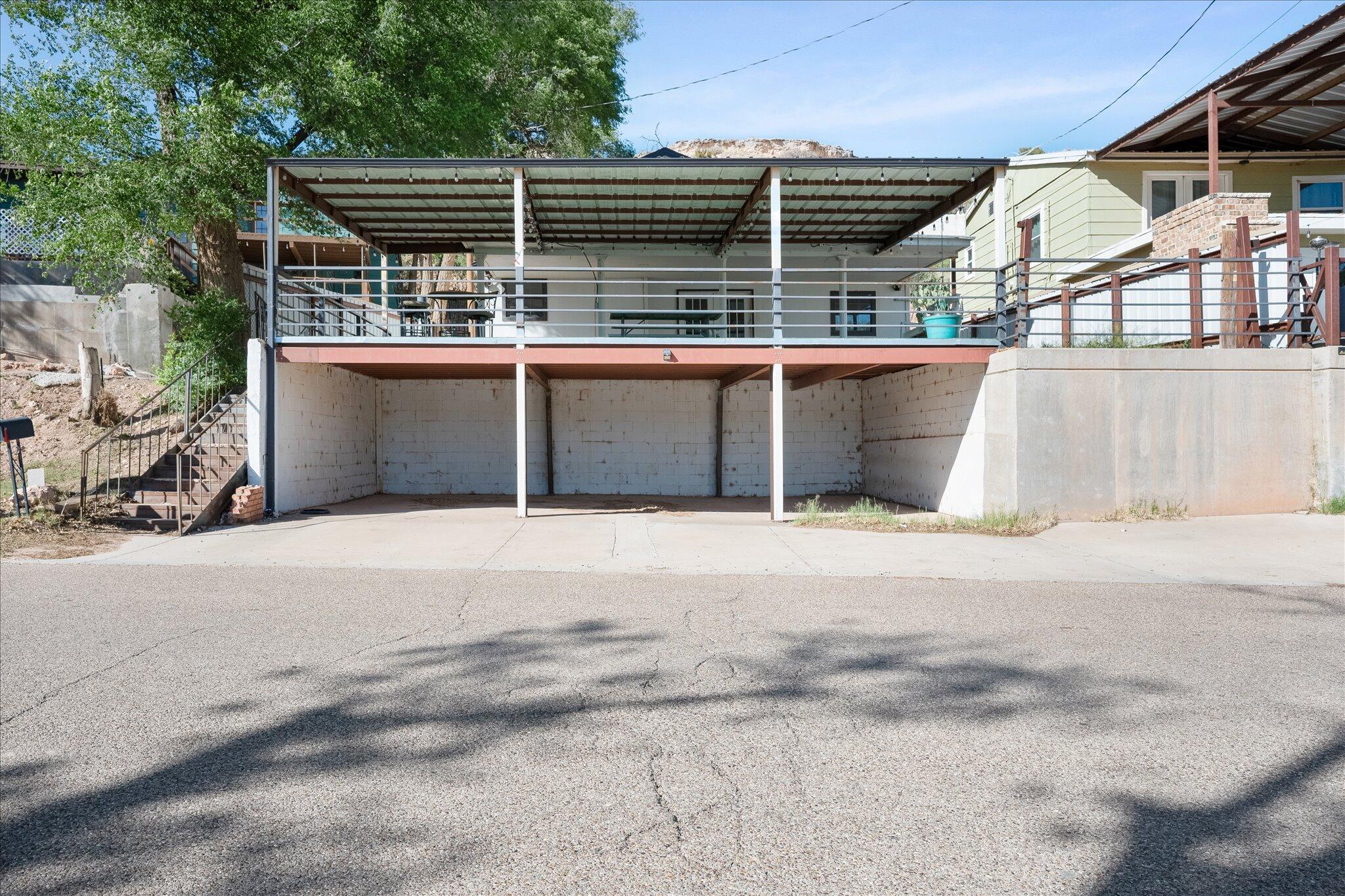 a view of a backyard