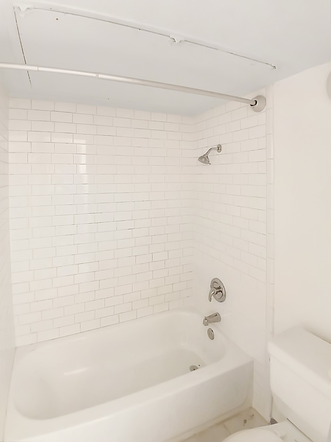 6601 Sands Point Drive, Unit 5 Houston, TX 77074 - Photo 5 of 6 a bathroom with a bathtub
