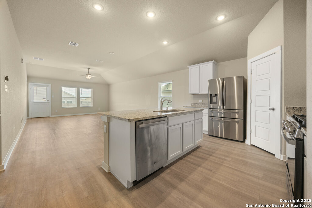 10708 Rosalina Loop Converse, TX 78109 - Photo 8 of 30