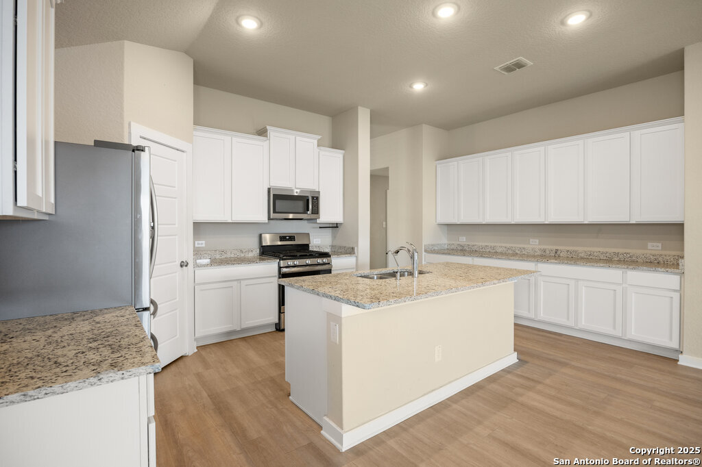 10708 Rosalina Loop Converse, TX 78109 - Photo 9 of 30