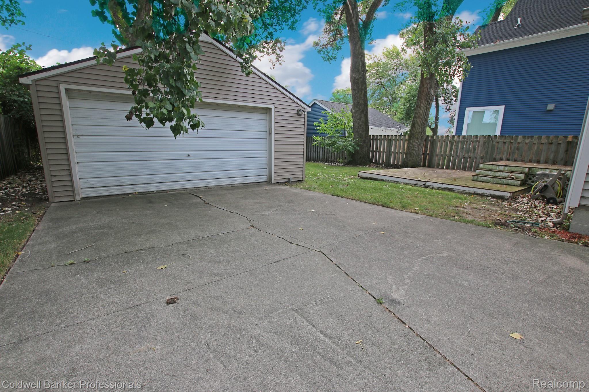 2696 Wakefield Road Berkley, MI 48072 - Photo 31 of 38 31) Garage.jpg
