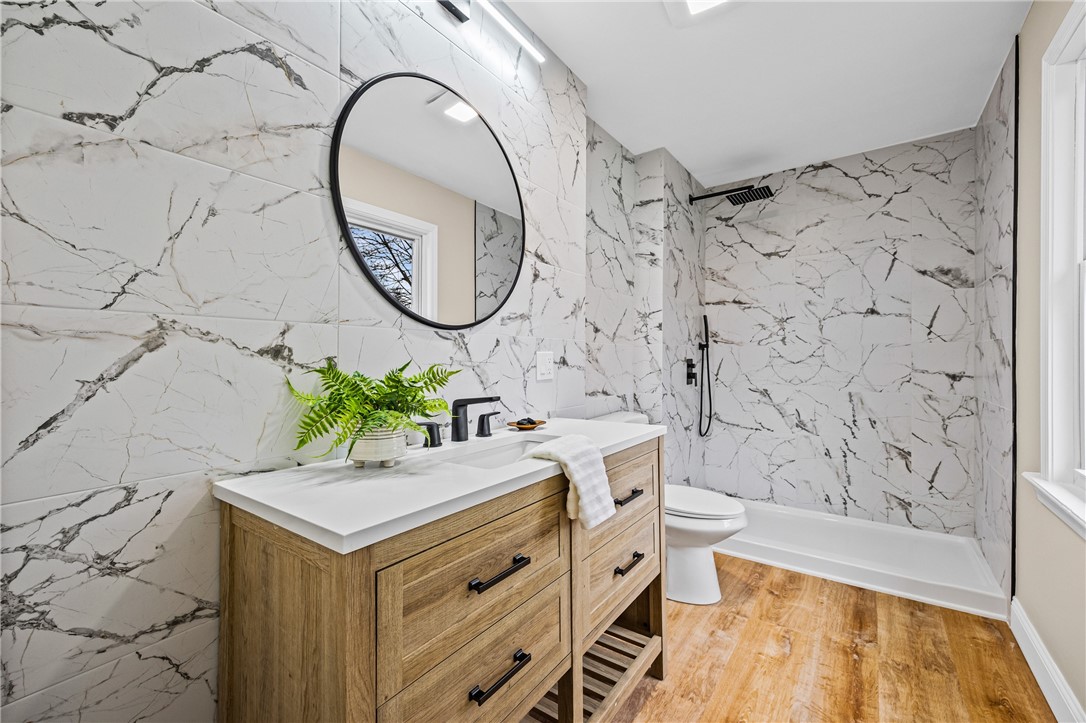 320 Rosewood Terrace Rochester, NY 14609 - Photo 17 of 29 Primary Suite Bathroom