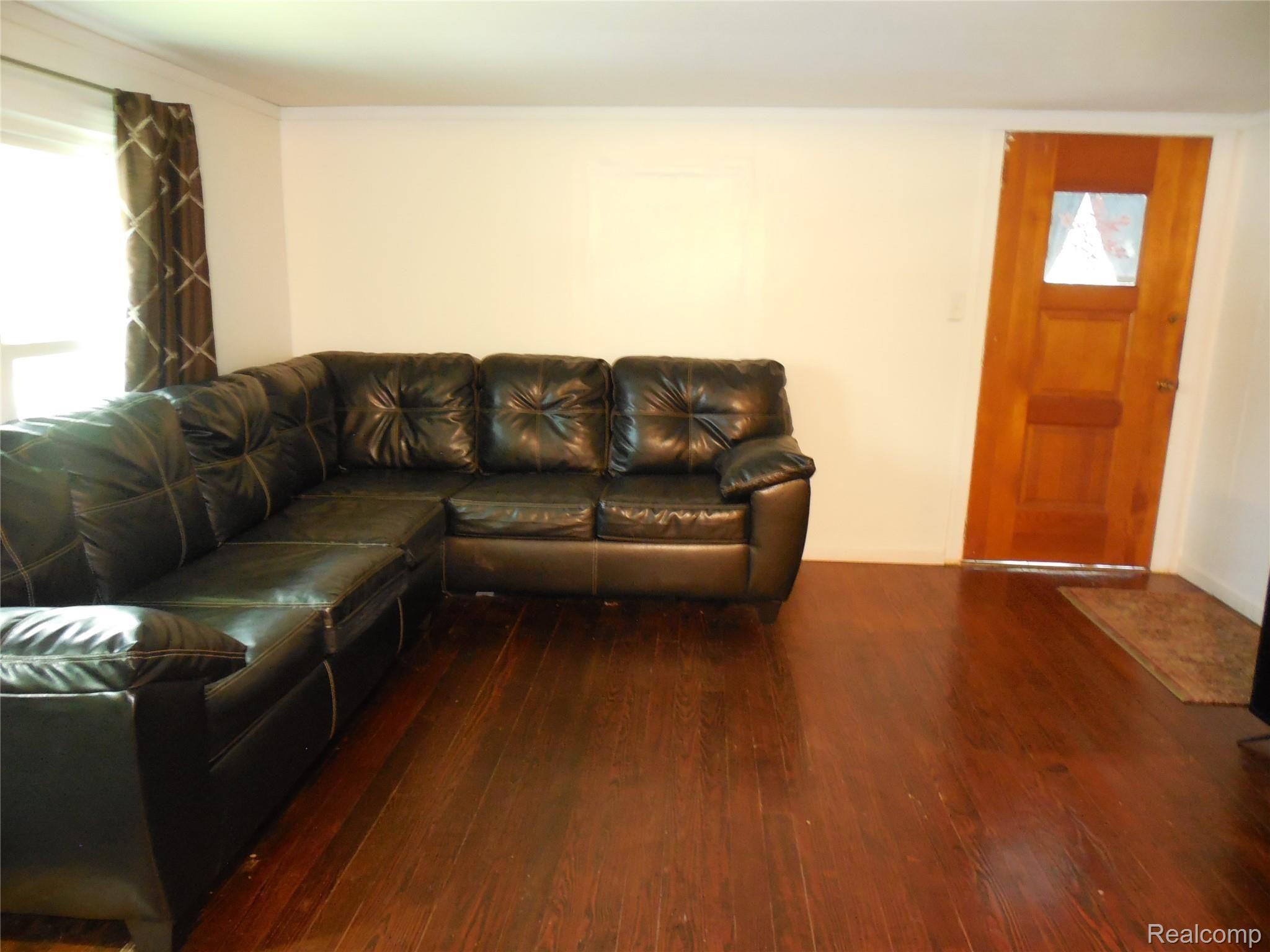 6742 Draper Road Jackson, MI 49201 - Photo 28 of 44 Generous size living room with hard wood floor!