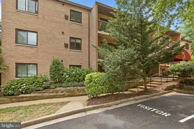 $2,750 | 3200 South 28th Street, Unit 302, Alexandria, VA 22302