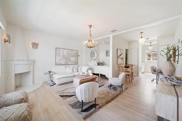 $2,444 | 750 Española Way, Unit 4, Miami Beach, FL 33139