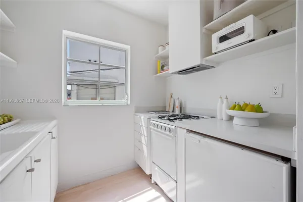 $2,444 | 750 Española Way, Unit 4, Miami Beach, FL 33139