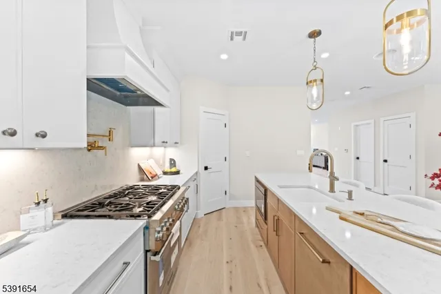 $1,395,000 | 188 Broadway, Unit 5, Woodcliff Lake, NJ 07677