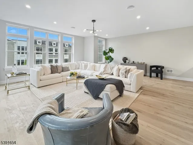 $1,395,000 | 188 Broadway, Unit 5, Woodcliff Lake, NJ 07677