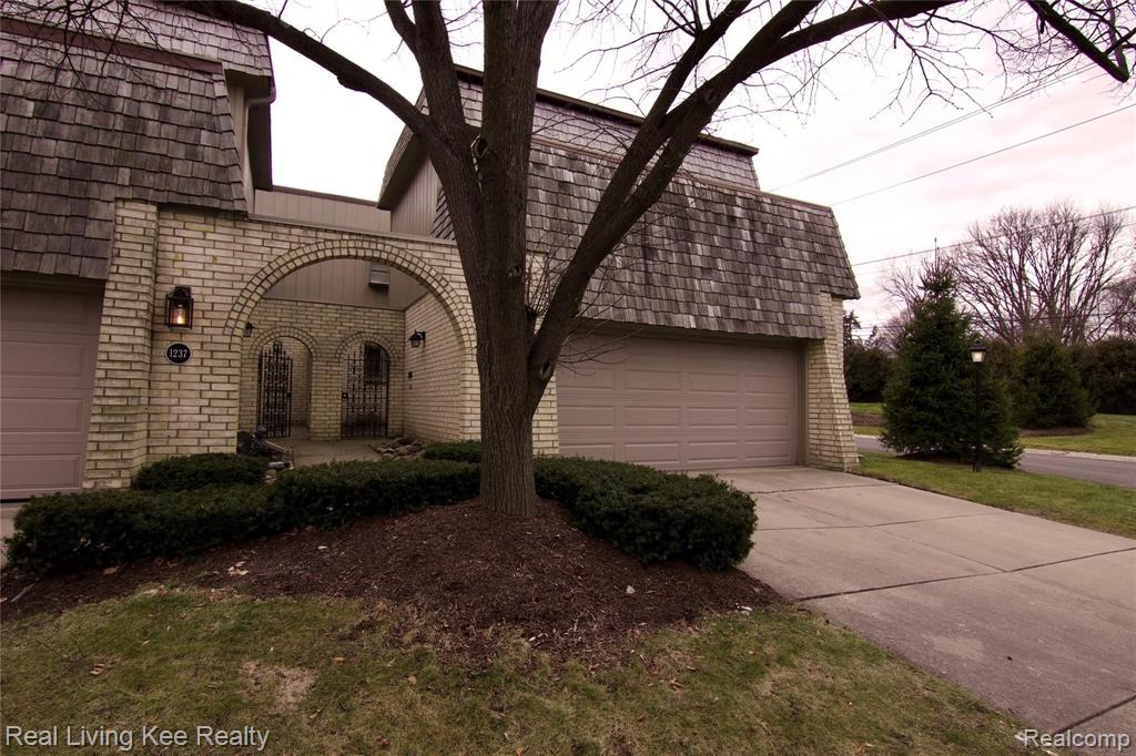 1239 Oakwood Court, Unit 29 Rochester, MI 48307 - Photo 2 of 30