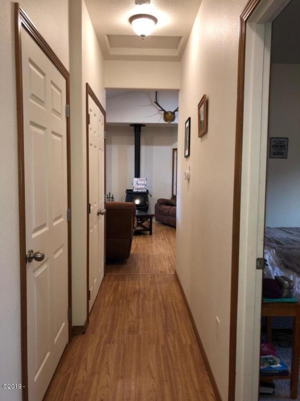6624 Alderbrook Road Tillamook, OR 97141 - Photo 25 of 45 Hallway