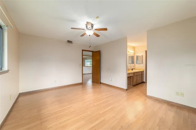a view of a livingroom with a ceiling fan window and a ceiling fan