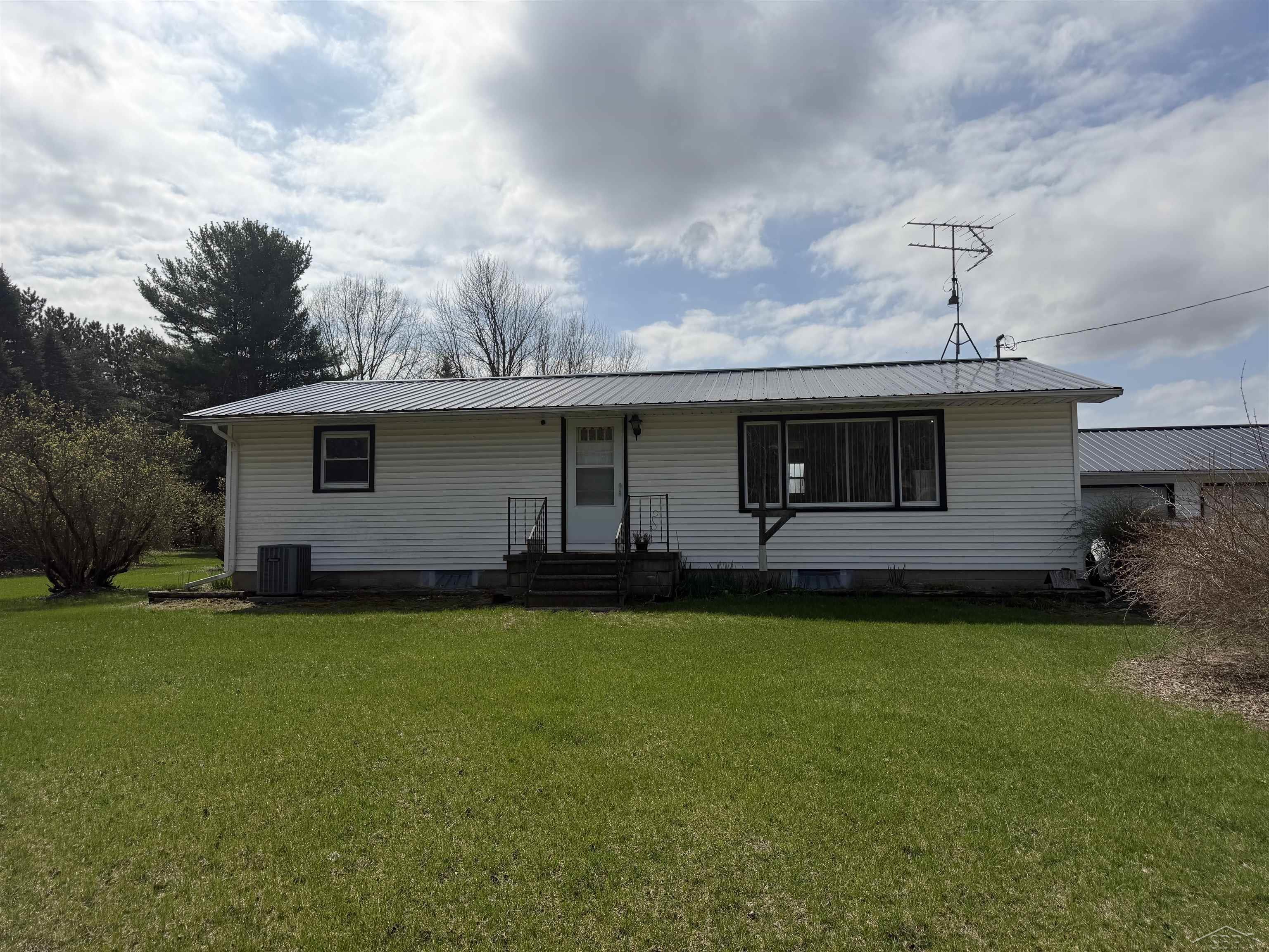 2854 South Ransom Road Ithaca, MI 48847 - Photo 1 of 3