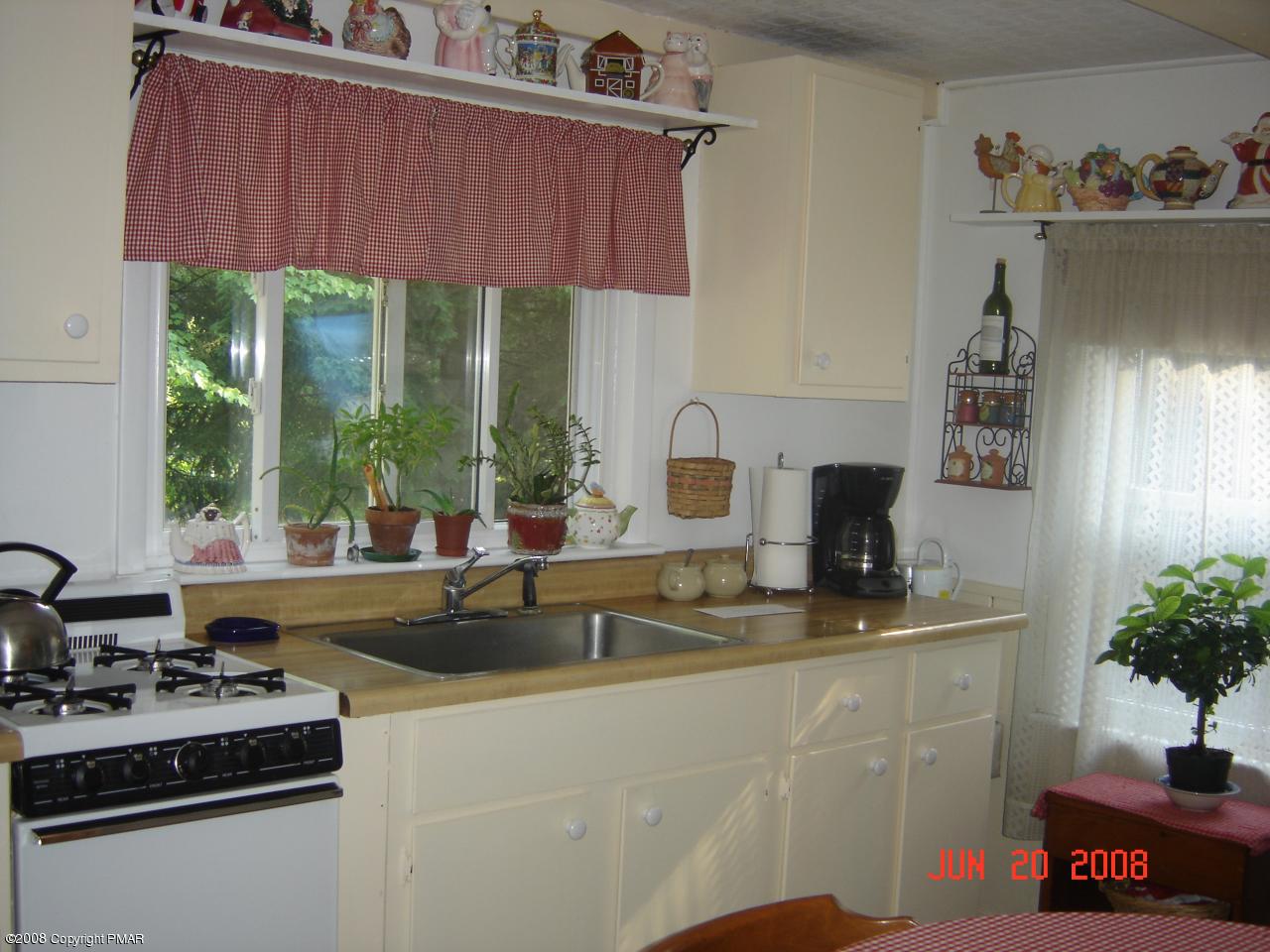 676-677 Ranger Road Effort, PA 18330 - Photo 8 of 10 kitchen