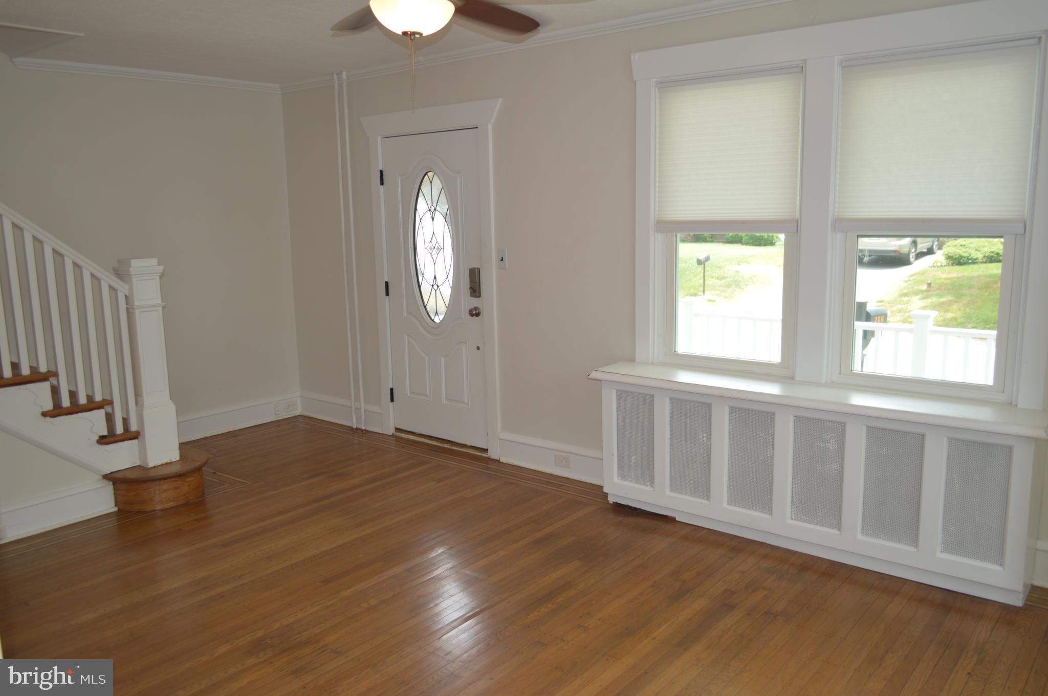 206 Harrison Road Brookhaven, PA 19015 - Photo 4 of 21 Living Room