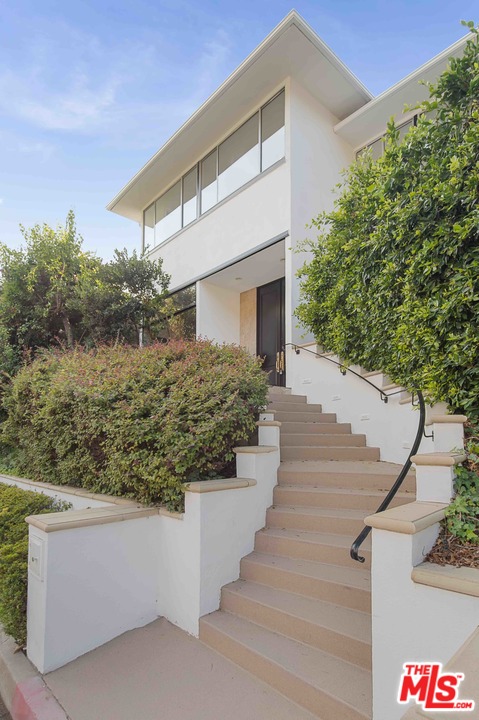 955 Chantilly Road Los Angeles, CA 90077 - Photo 2 of 37