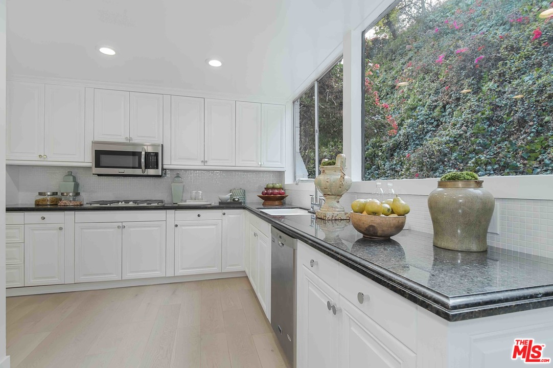 955 Chantilly Road Los Angeles, CA 90077 - Photo 13 of 37